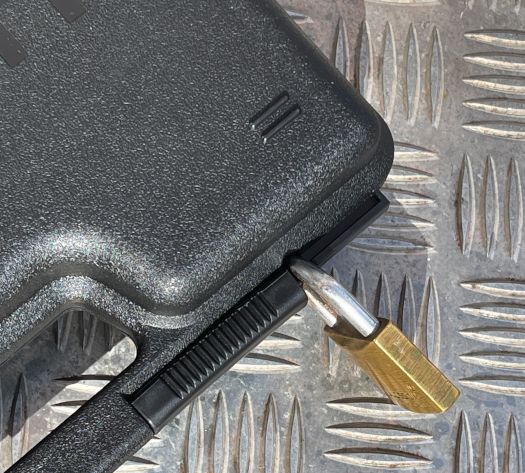 Pistolkuffert af sort plast med skydelåse